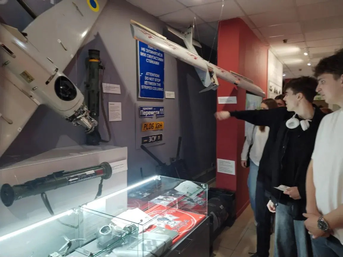 Выставка «Zащитники Отечества»